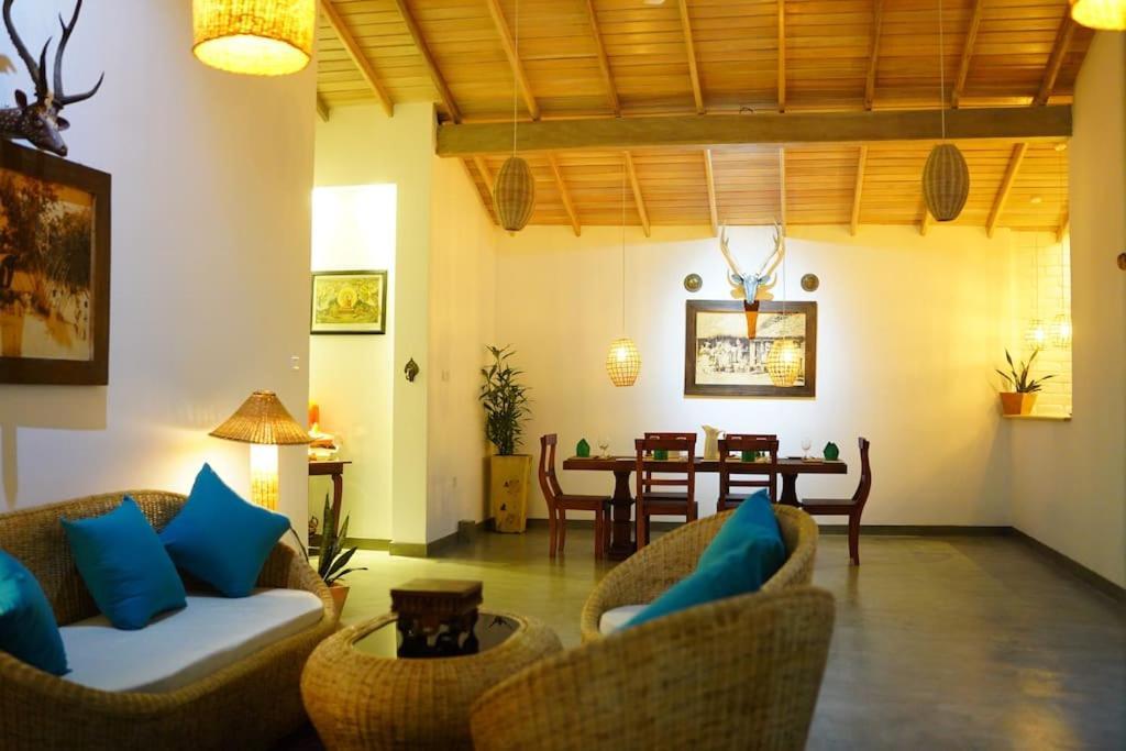 Villa Ronaya Surf Waves Dikwella Esterno foto